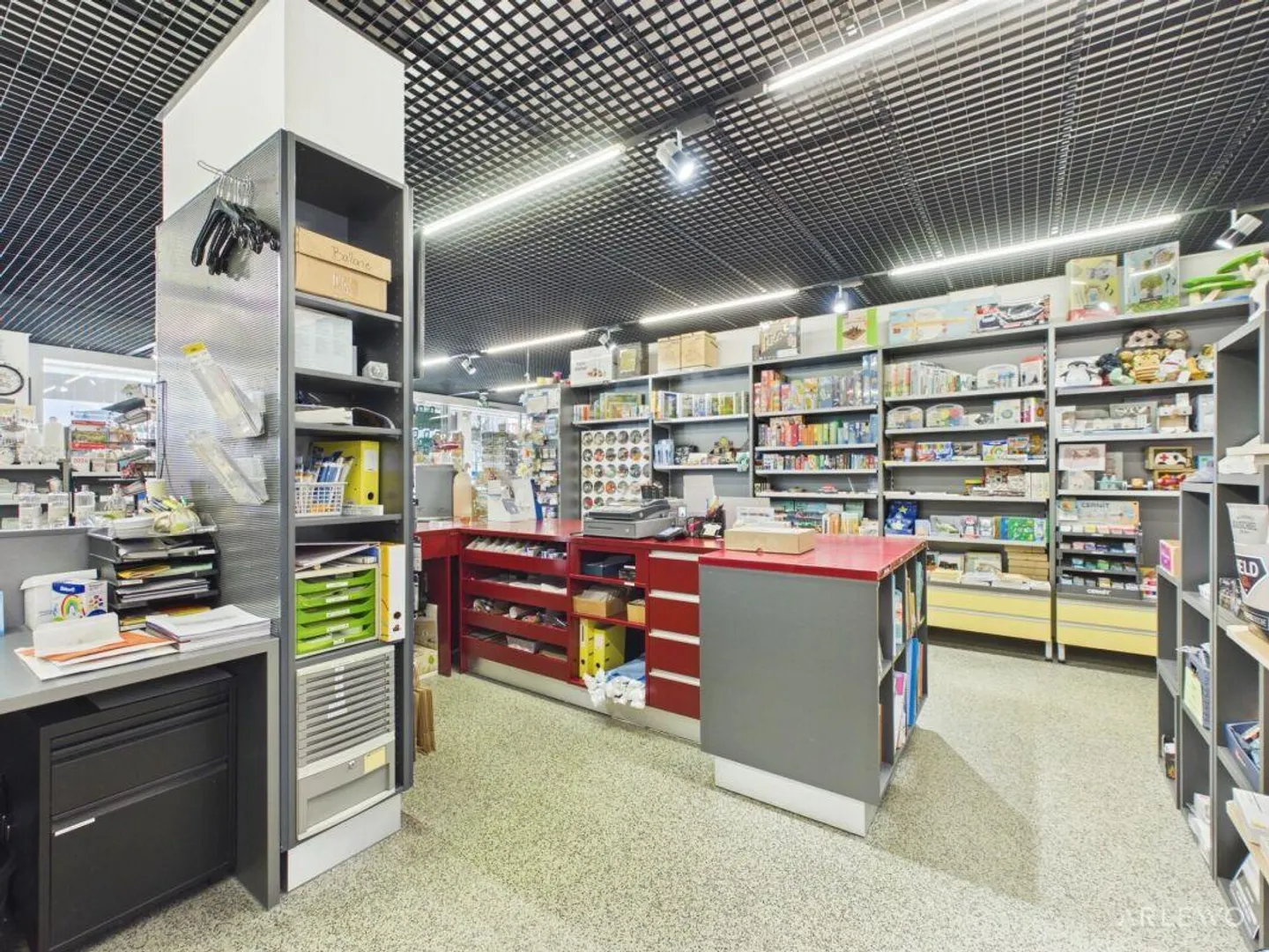 Flexible commercial space with large shop window front and internal L... - Photo 8 of 10