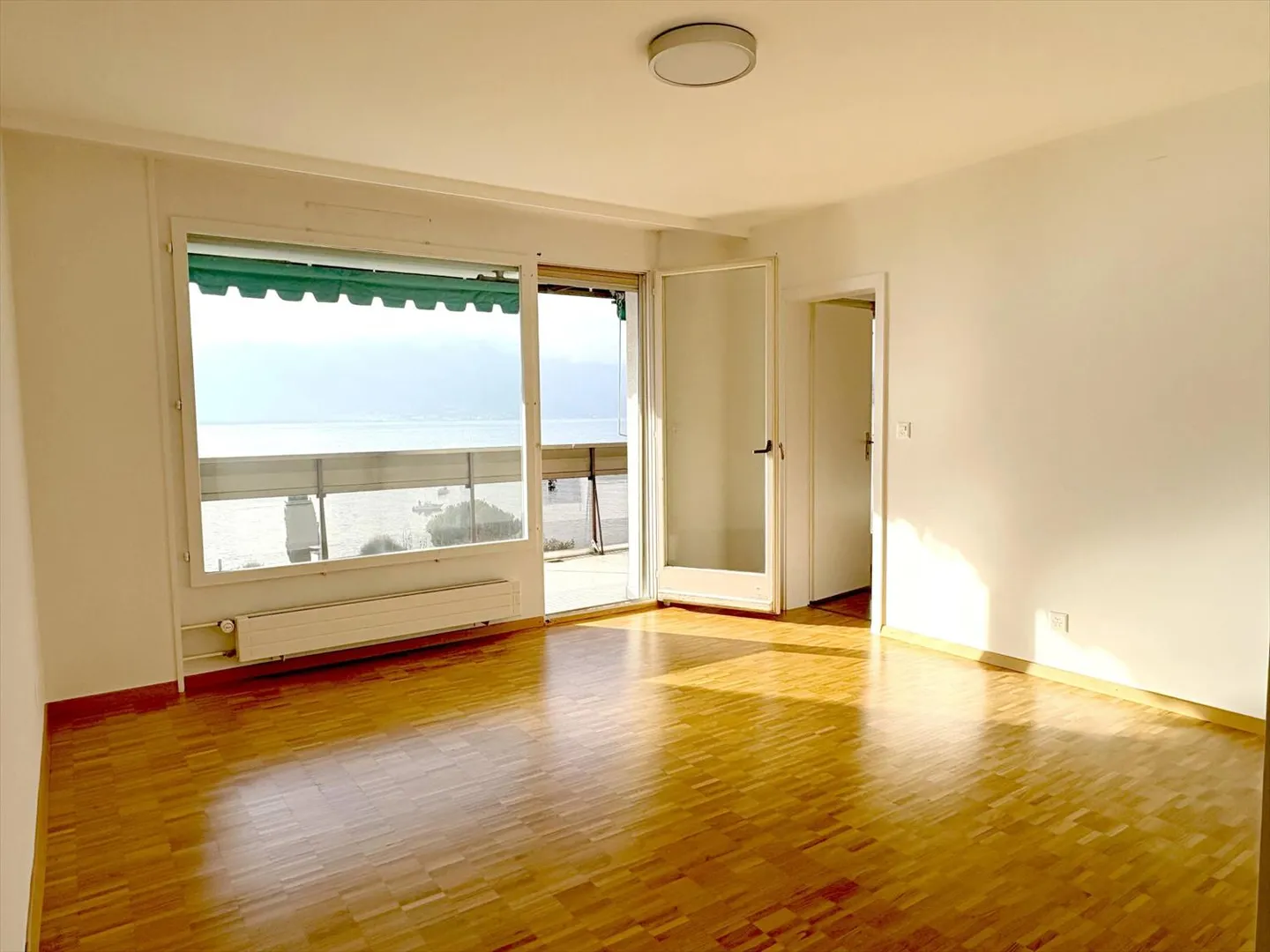 Superbe appartement de 3.5 pièces avec vue imprenable sur le lac et les montagnes - Foto 11 von 11