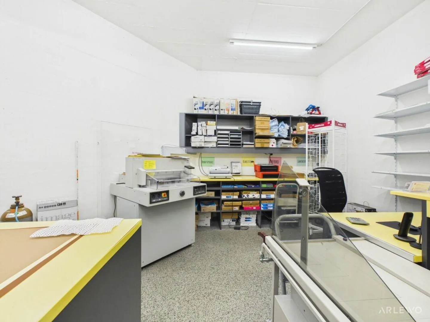 Flexible commercial space with large shop window front and internal L... - Photo 9 of 10