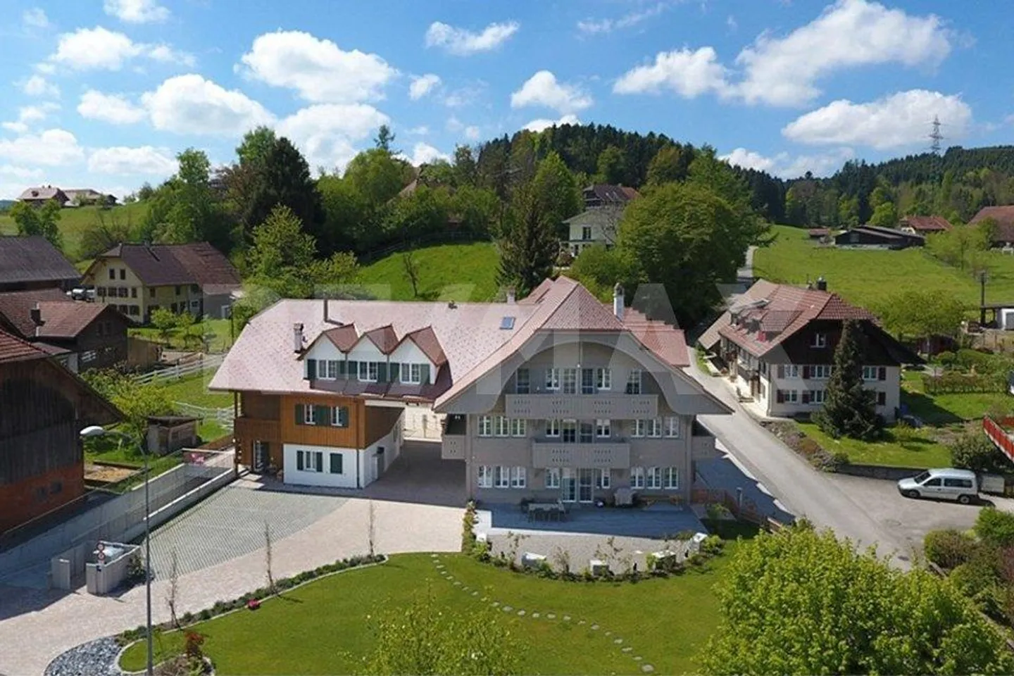 Charming property with 7 apartments, 4 horse boxes with paddock, ... - Photo 1 of 13