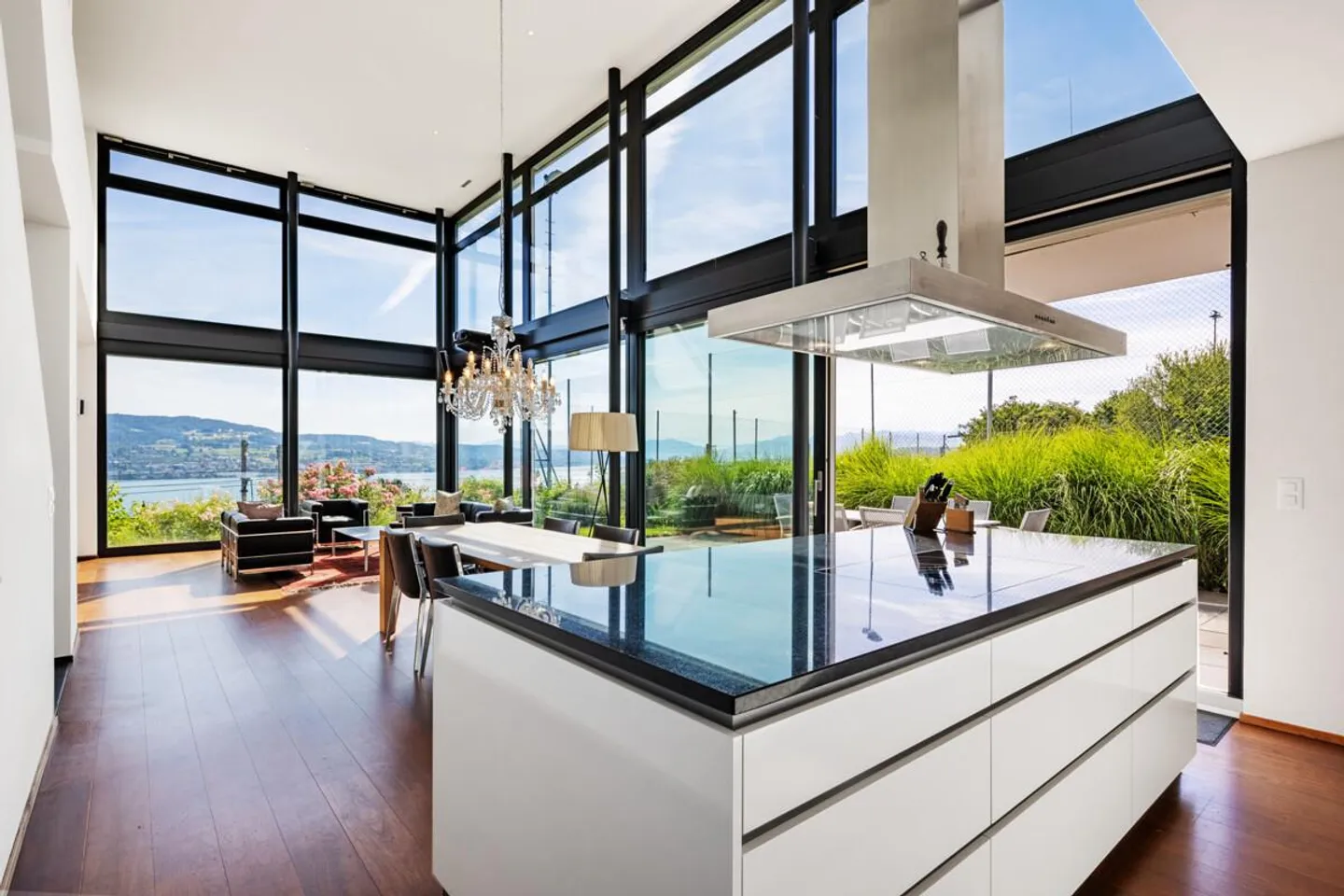 Casa unifamiliare a Oberrieden: vista lago, sole e privacy - Foto 2 di 7