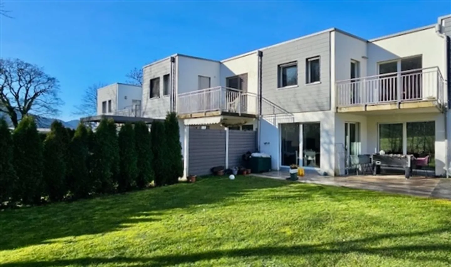 Villa adjacente dans un quartier agréable et populaire de Fleurier - Photo 1 sur 13