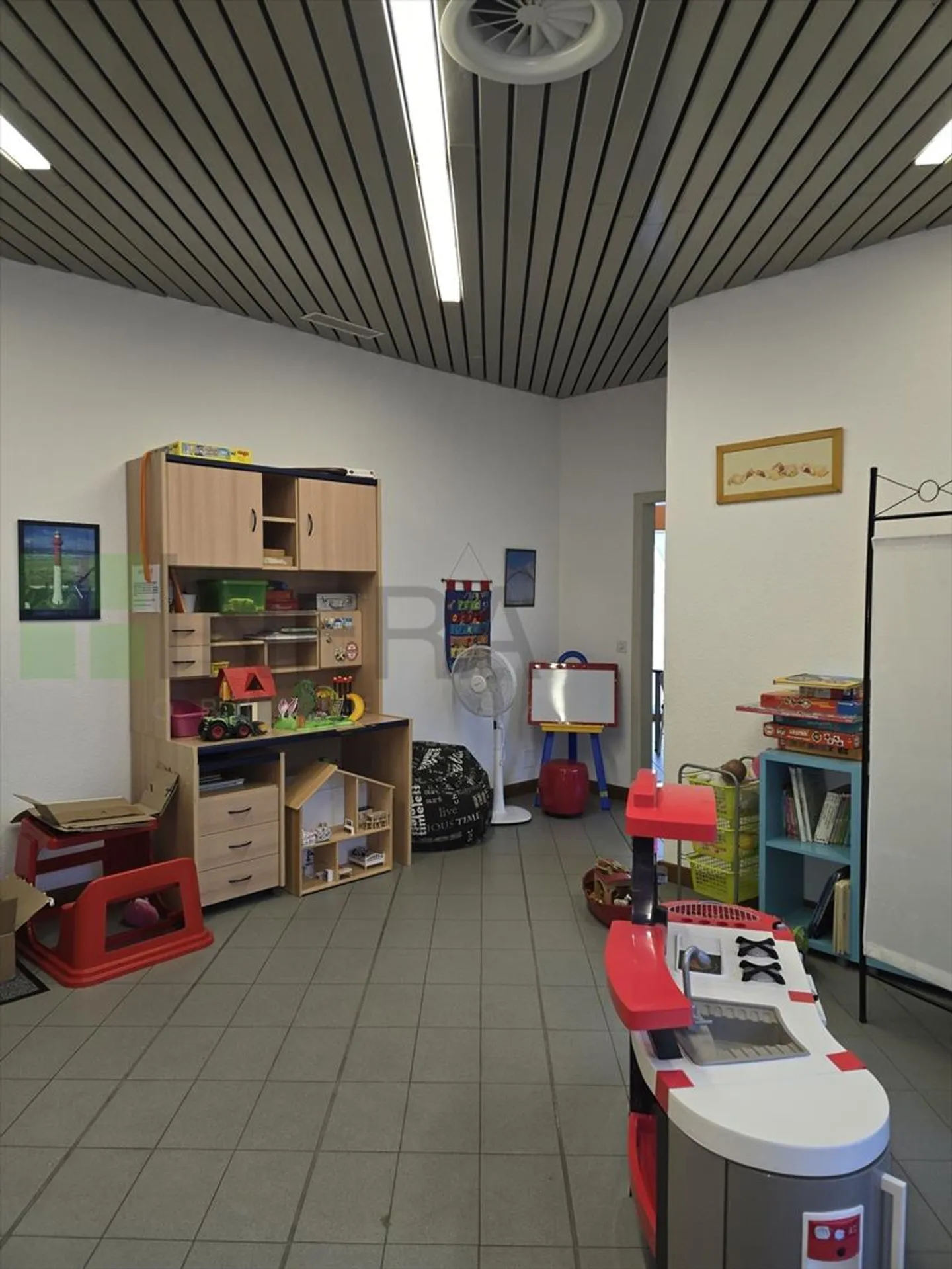 Surface de vente de 60 m2 sur un niveau avec vitrines - Photo 2 sur 8