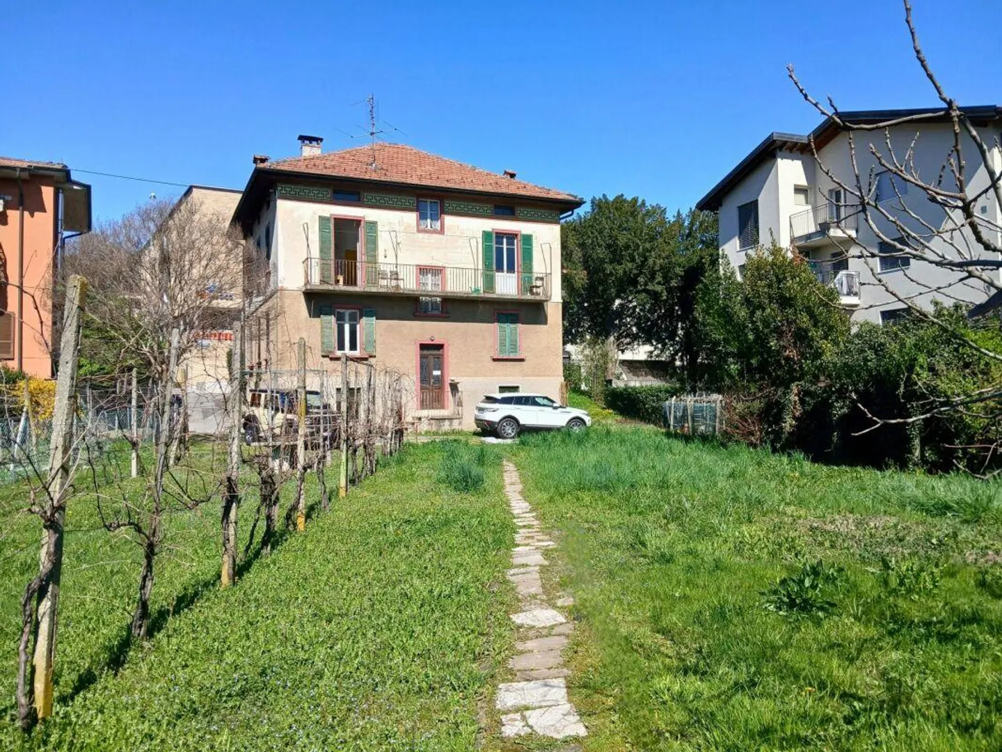 Historic villa to be redeveloped, with building land for further developments - Photo 4 of 6