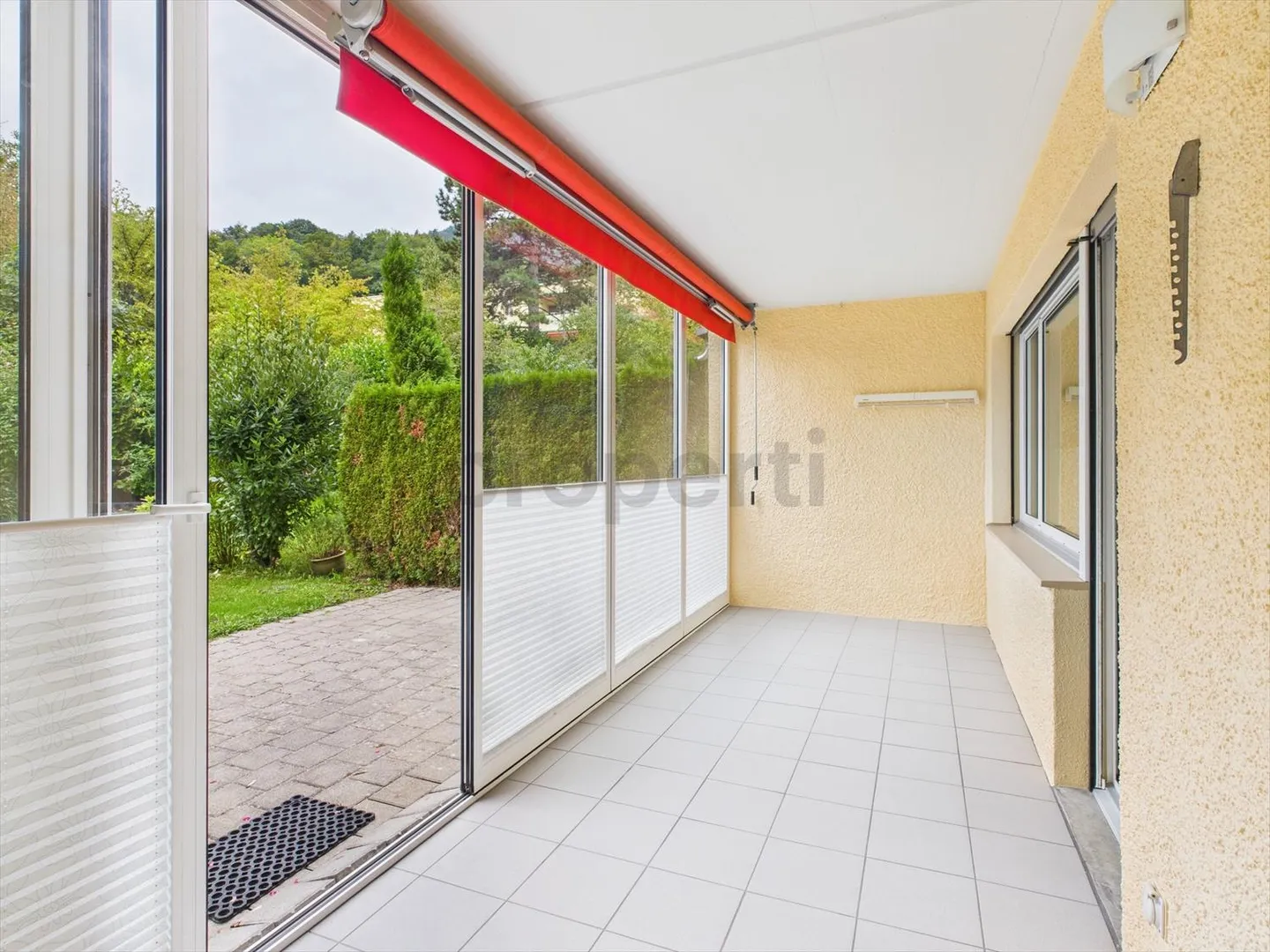 Ampio appartamento al piano terra di 3,5 stanze (105m2) con giardino d'inverno e area salotto nel giardino - Foto 7 di 12