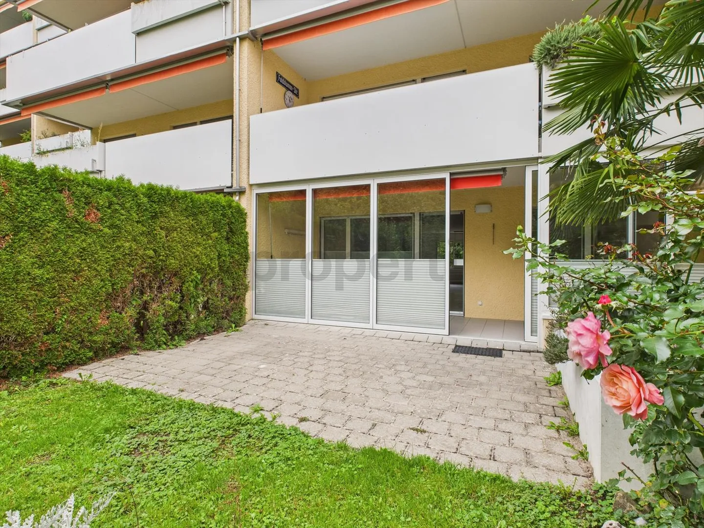 Ampio appartamento al piano terra di 3,5 stanze (105m2) con giardino d'inverno e area salotto nel giardino - Foto 1 di 12