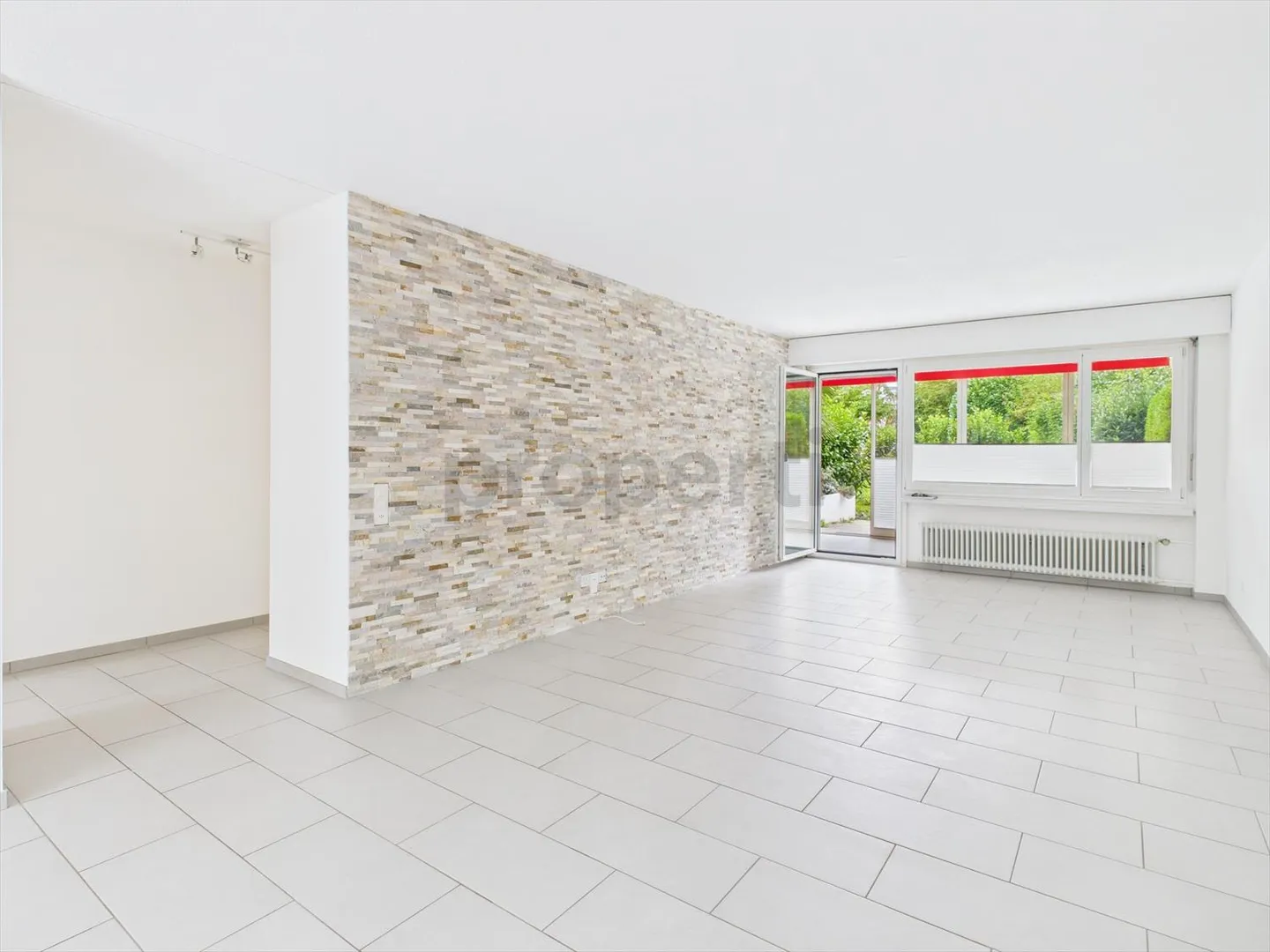 Ampio appartamento al piano terra di 3,5 stanze (105m2) con giardino d'inverno e area salotto nel giardino - Foto 2 di 12