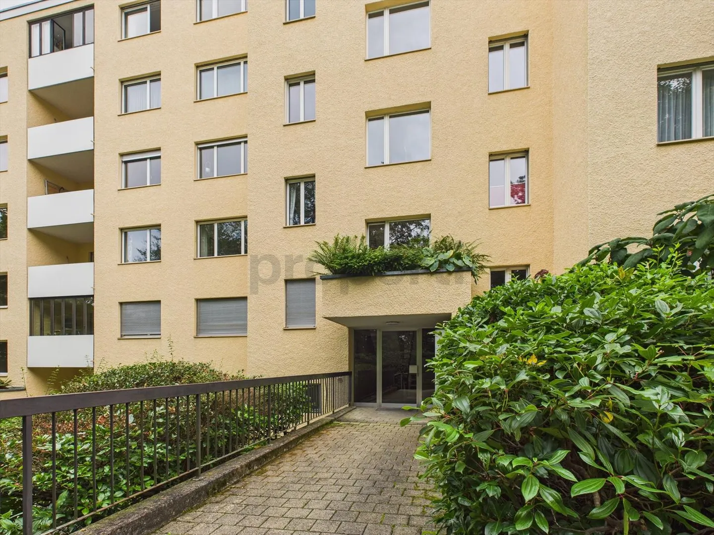 Ampio appartamento al piano terra di 3,5 stanze (105m2) con giardino d'inverno e area salotto nel giardino - Foto 11 di 12