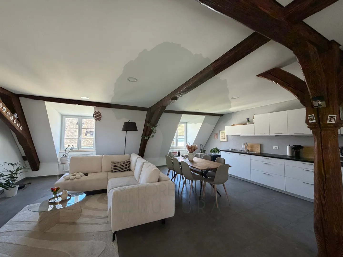 Appartamento ristrutturato di 2,5 locali con terrazza nel cuore di Porrentruy - Foto 3 di 12