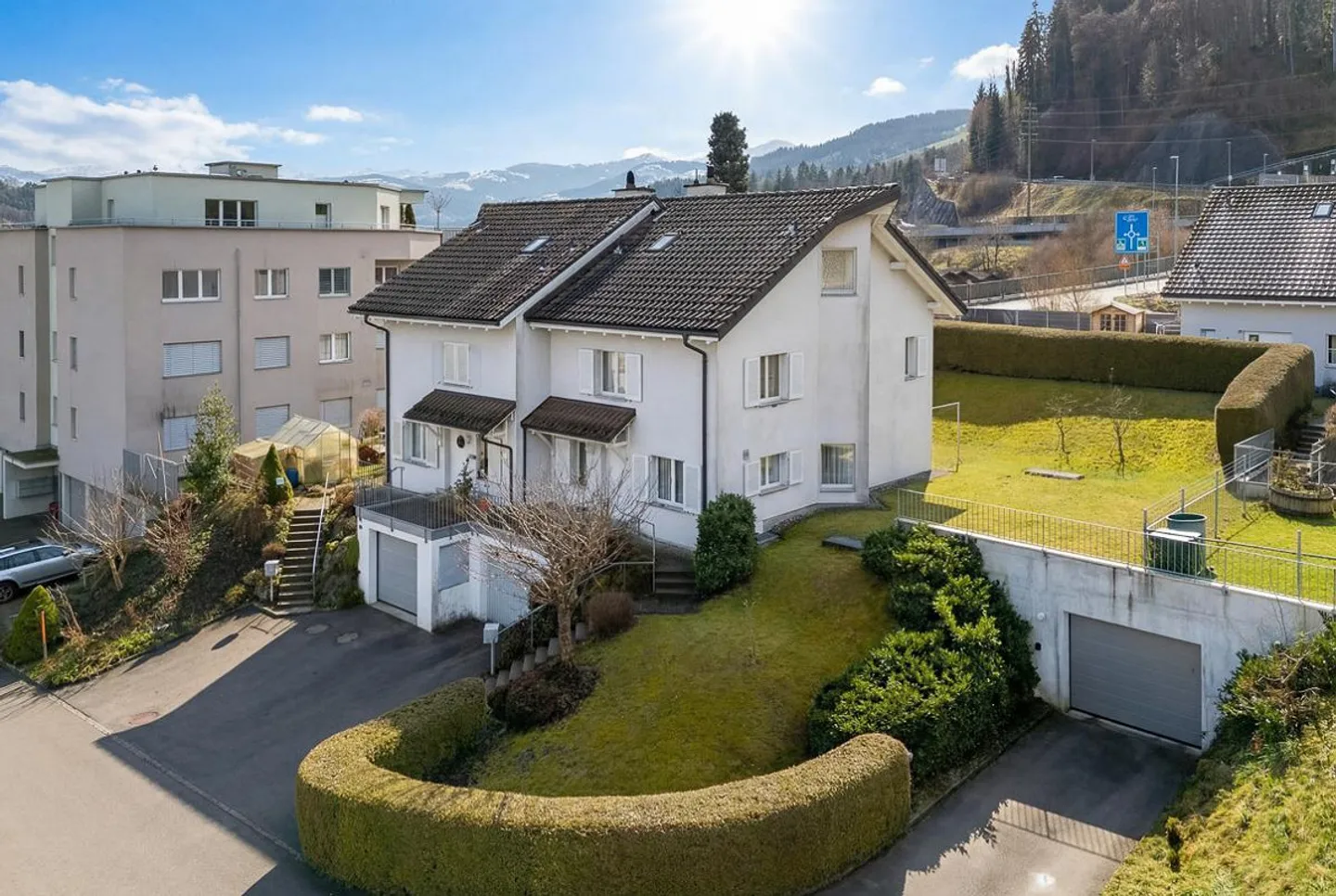 «Gepflegtes Doppeleinfamilienhaus an ruhiger und zentraler Lage» - Foto 1 von 13