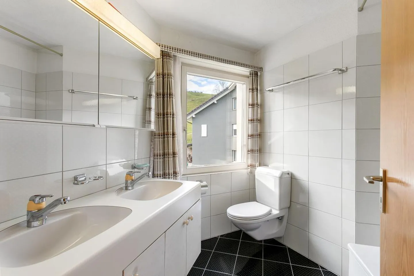 «Gepflegtes Doppeleinfamilienhaus an ruhiger und zentraler Lage» - Foto 10 von 13