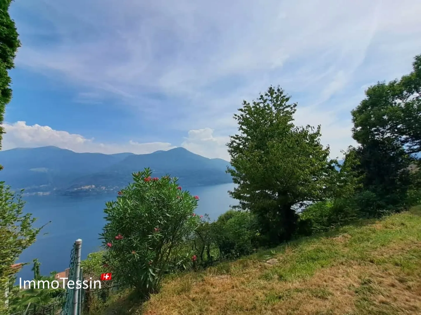 Terrain de construction de rêve dans un emplacement absolument calme avec une vue imprenable sur le lac Majeur - Photo 3 sur 13