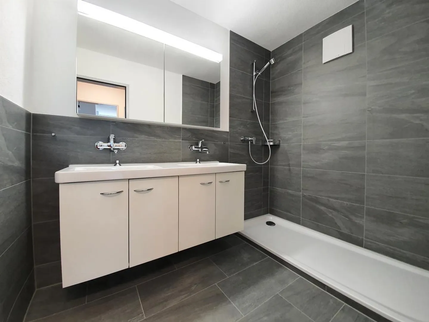 Grosszügige, moderne Wohnung wartet auf Sie! - Foto 3 von 6