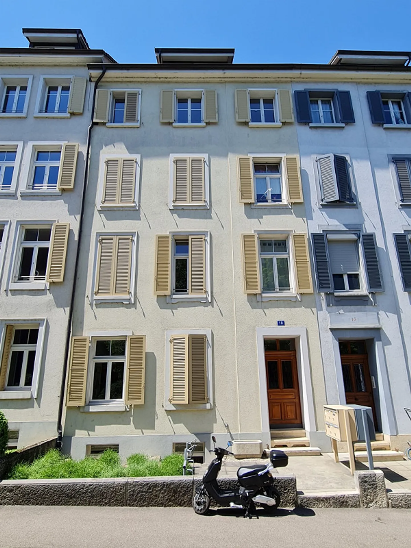 Ufficio/Studio vicino alla stazione SBB per un'attività tranquilla - Foto 1 di 9