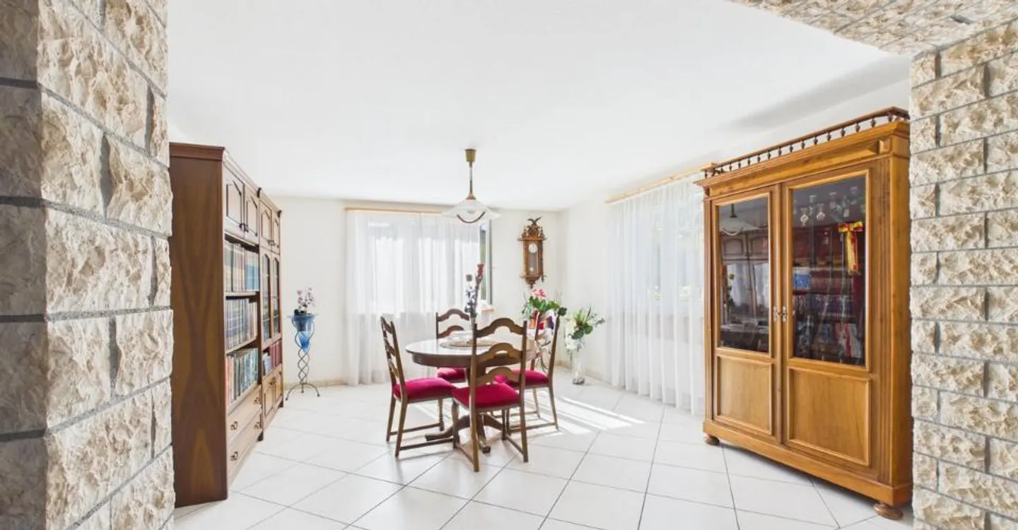 Zu verkaufen - Charmantes 5,5-Zimmer-Haus mit großem Garten in Delémont - Foto 2 von 12