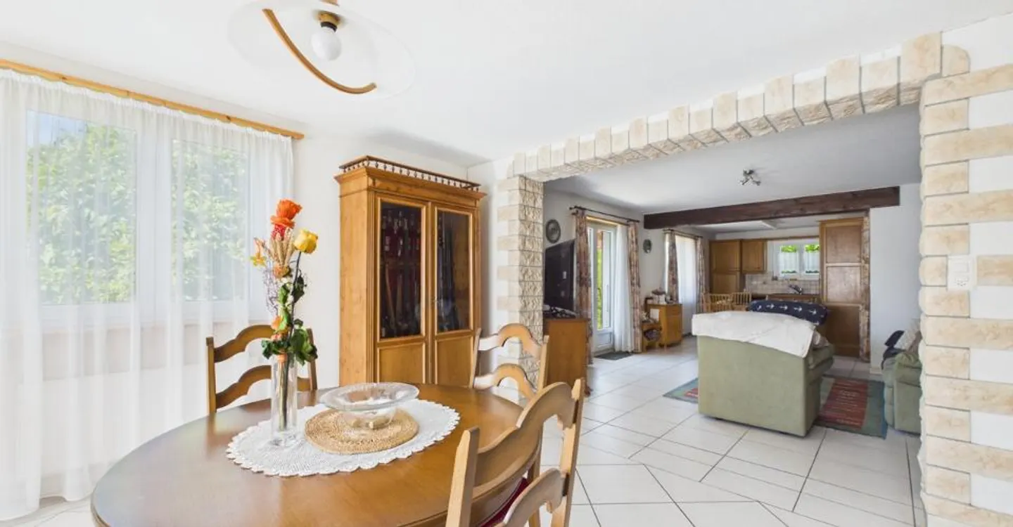 Zu verkaufen - Charmantes 5,5-Zimmer-Haus mit großem Garten in Delémont - Foto 3 von 12