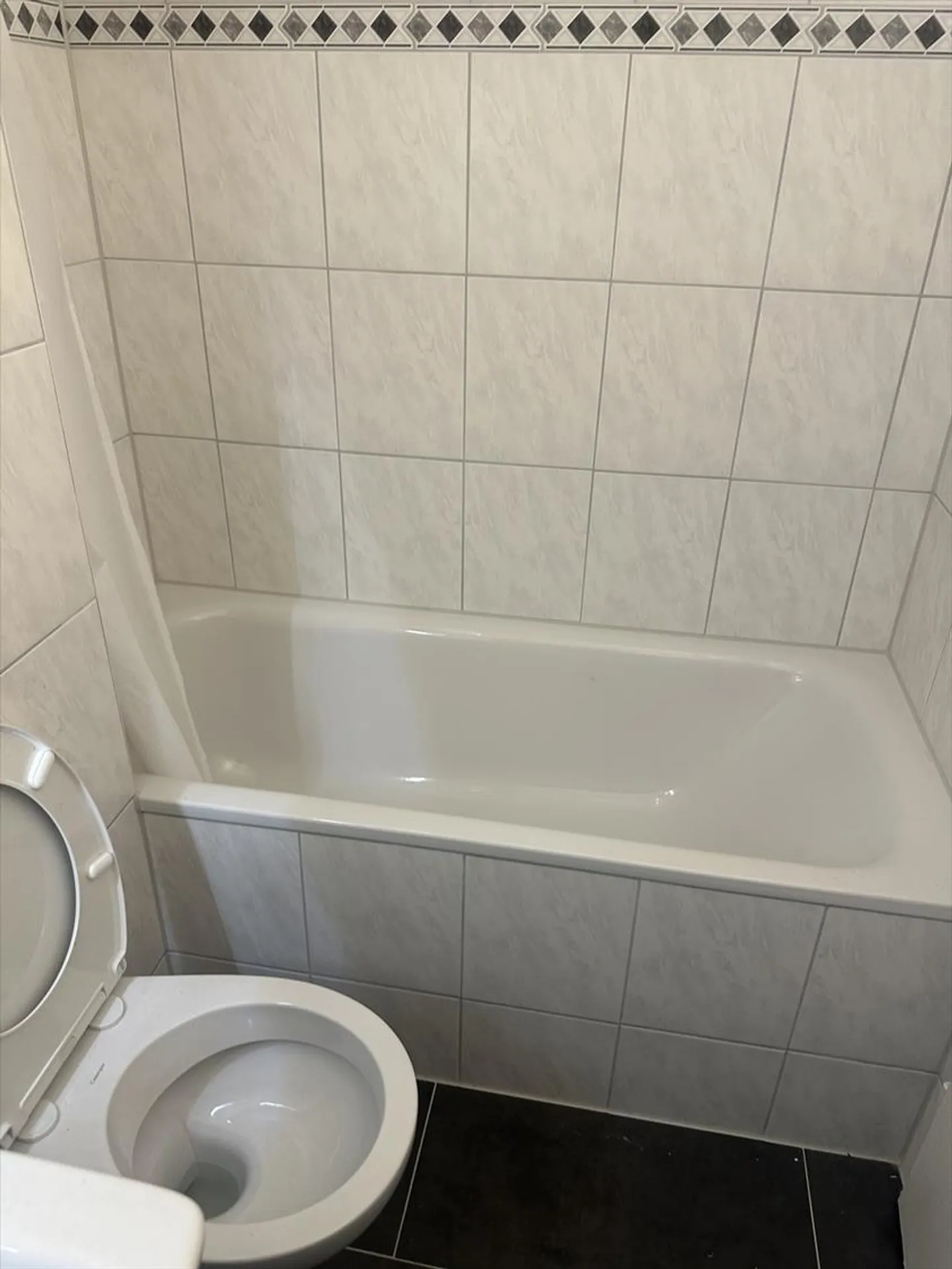 Appartamento ristrutturato con balcone e vista nel centro di Malley in affitto - Foto 2 di 2