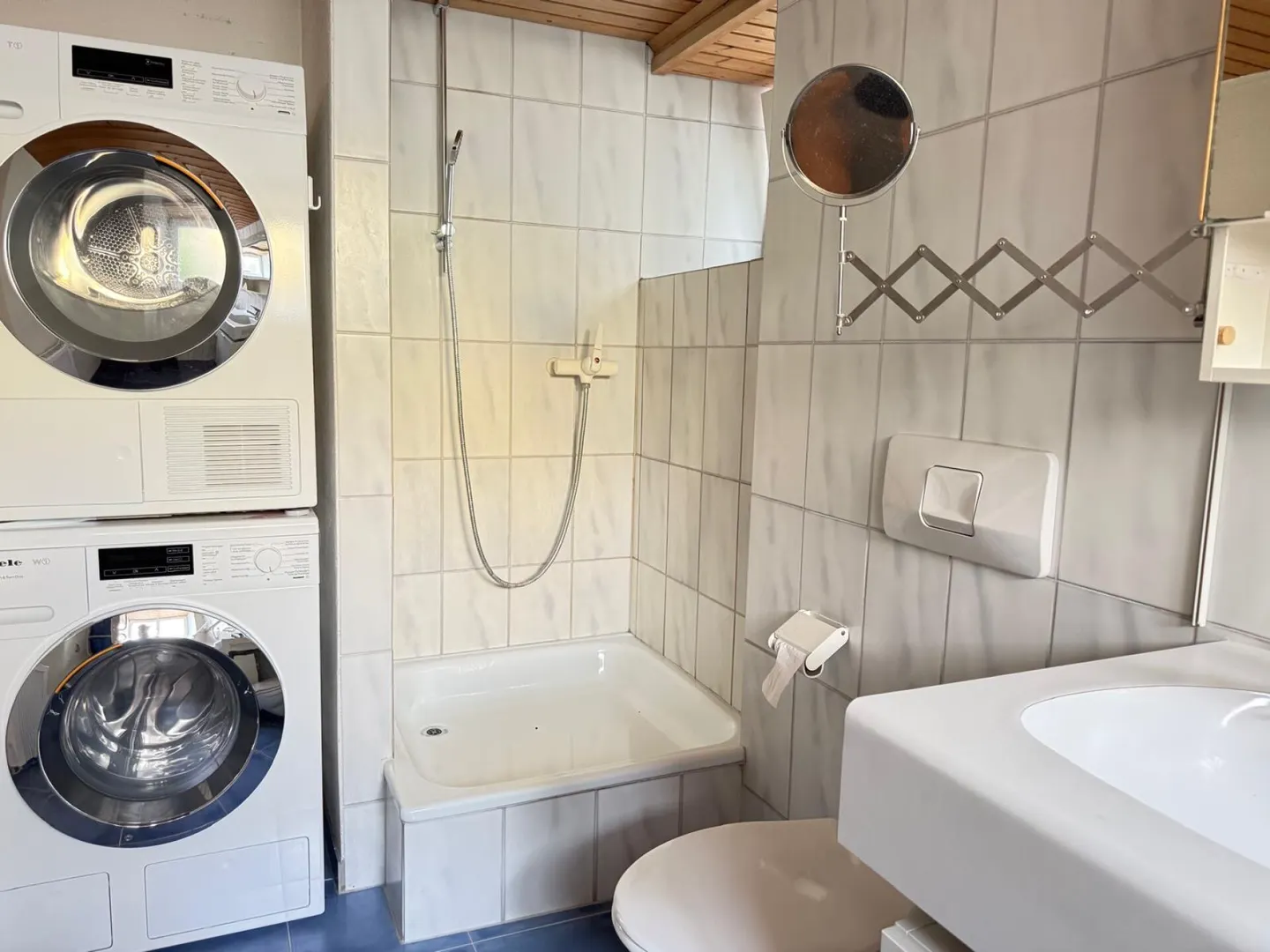 Casa a schiera di 7,5 stanze con un fascino particolare - Foto 3 di 13