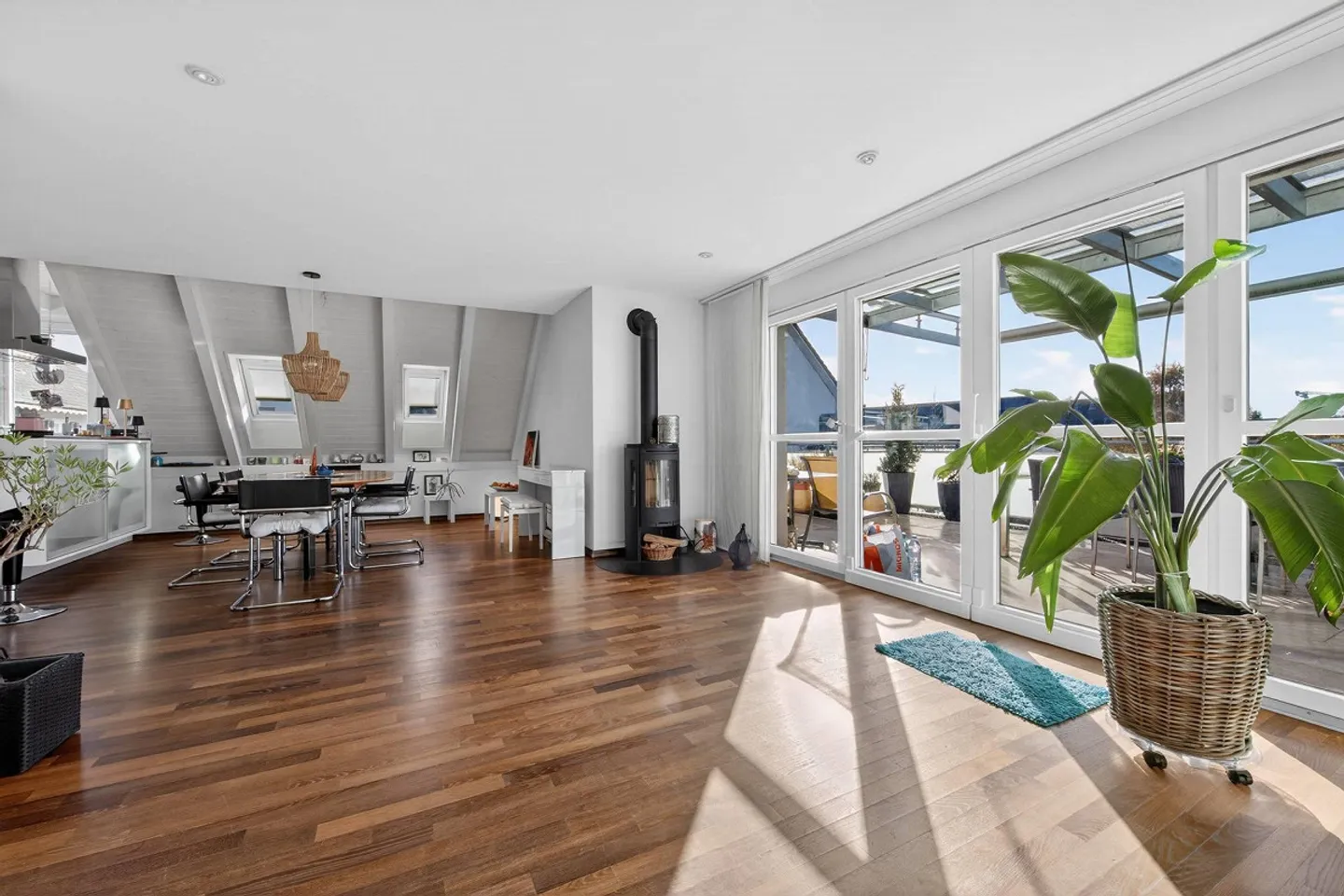 BEL APPARTEMENT EN DUPLEX DE 6,5 PIÈCES - Photo 4 sur 8