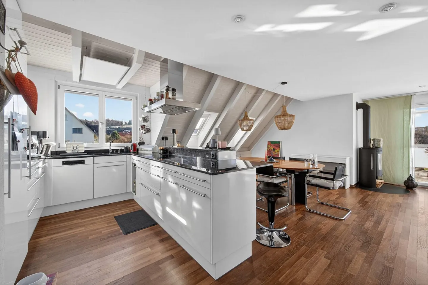 BEL APPARTEMENT EN DUPLEX DE 6,5 PIÈCES - Photo 6 sur 8