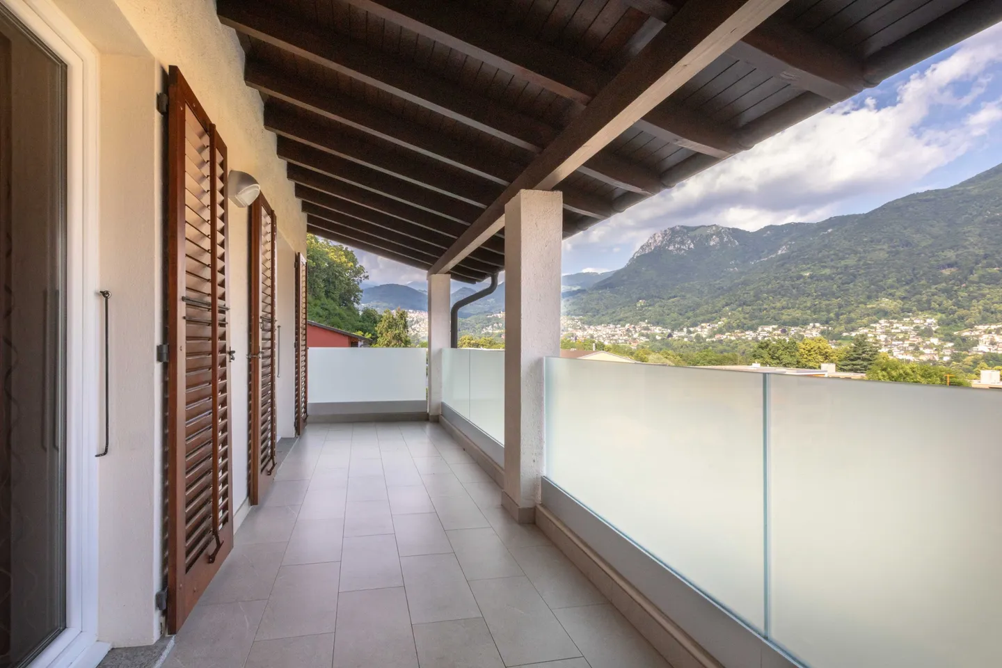 BARGAIN - RENOVATED SEMI-DETACHED VILLA WITH LAKE VIEW IN CANOBBIO - Photo 7 of 9