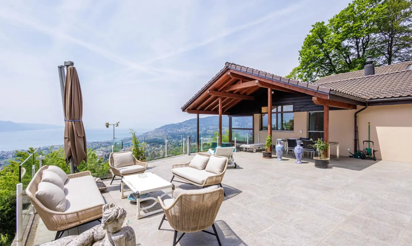 Maison de Luxe Exceptionnelle avec Vue sur le Lac - Photo 3 sur 13