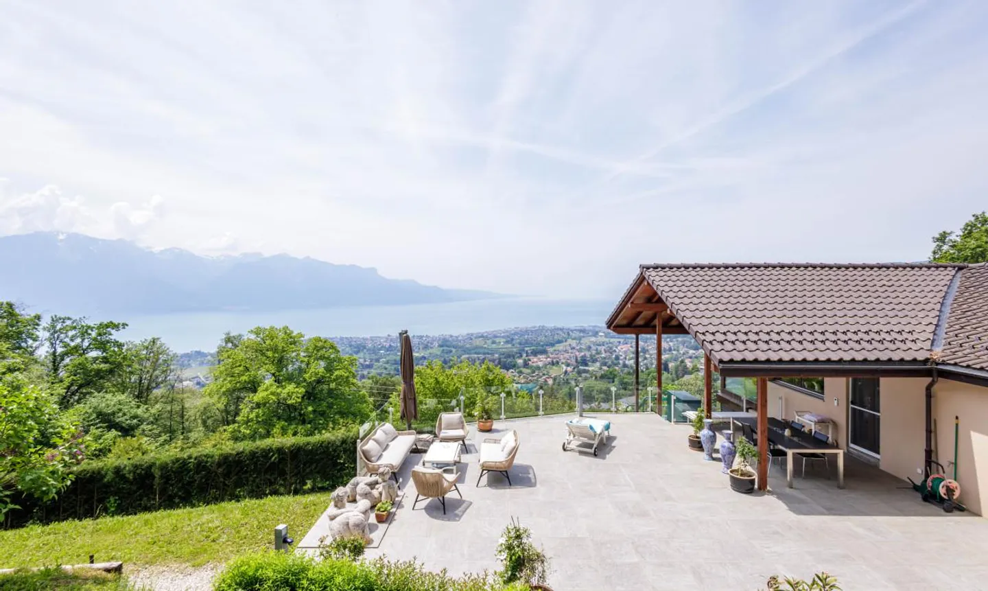 Maison de Luxe Exceptionnelle avec Vue sur le Lac - Photo 2 sur 13