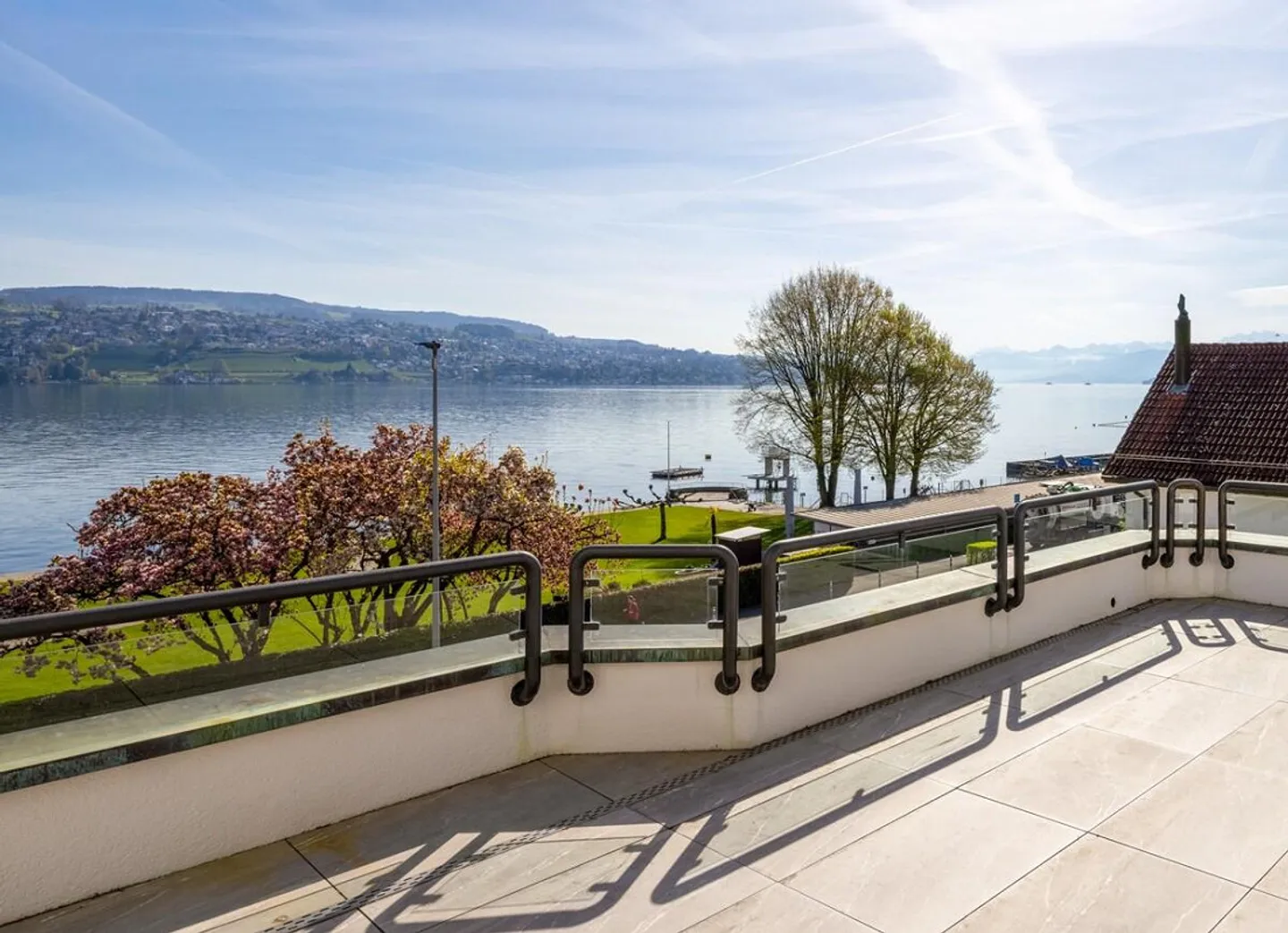 Thalwil: Spacious Terrace House with Lake View - Photo 1 of 5