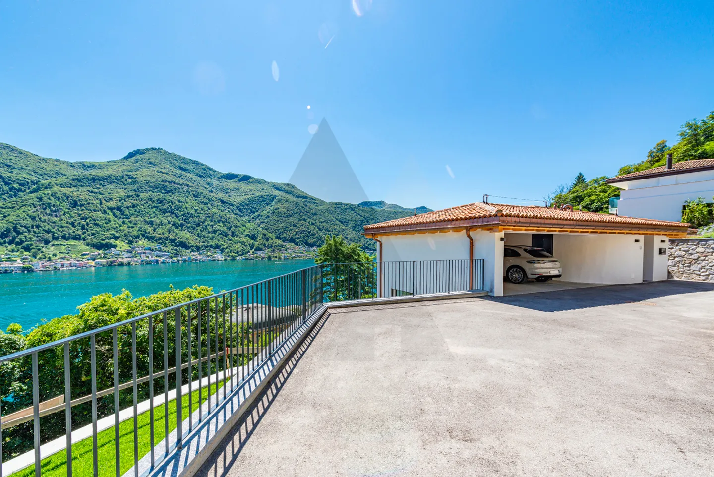 PRESTIGIÖSE VILLA MIT PRÄCHTIGEM SEEBLICK - Foto 2 von 15