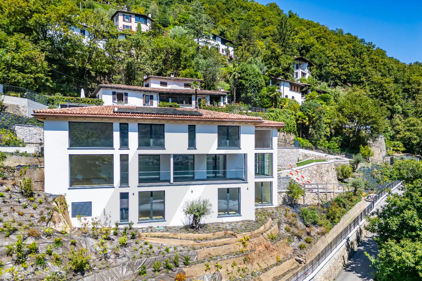 PRESTIGIÖSE VILLA MIT PRÄCHTIGEM SEEBLICK - Foto 3 von 15