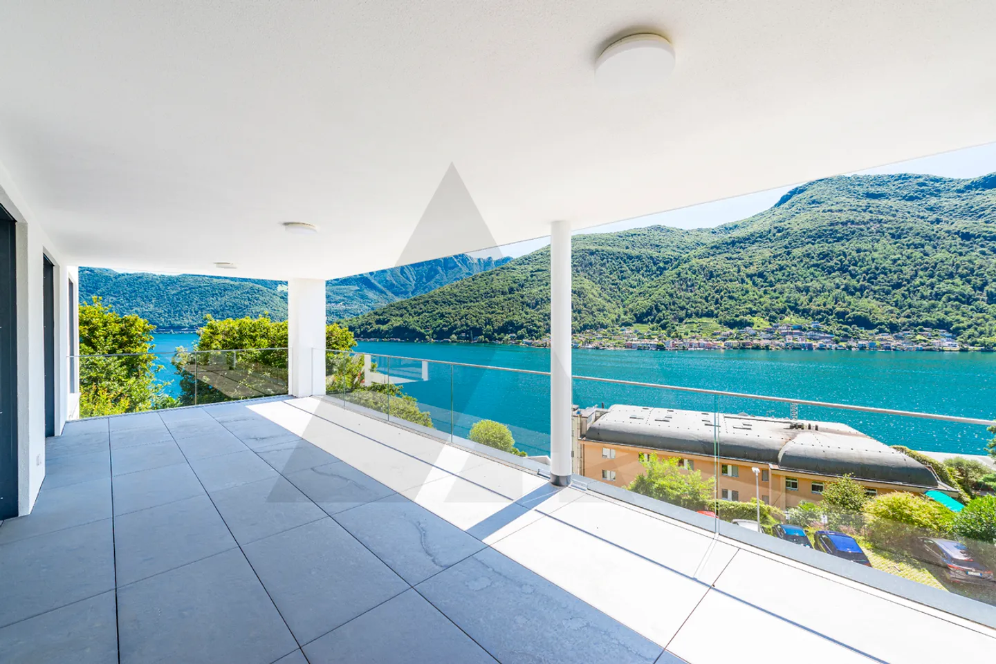 PRESTIGIÖSE VILLA MIT PRÄCHTIGEM SEEBLICK - Foto 4 von 15