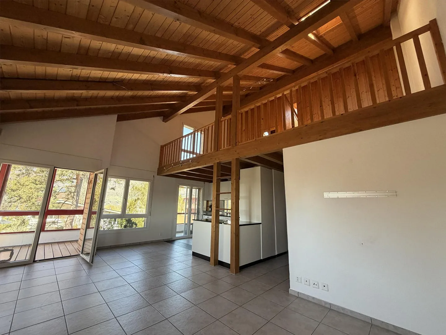 Appartement lumineux de 4,5 pièces avec galerie, jardin d'hiver et balcon - Photo 2 sur 13