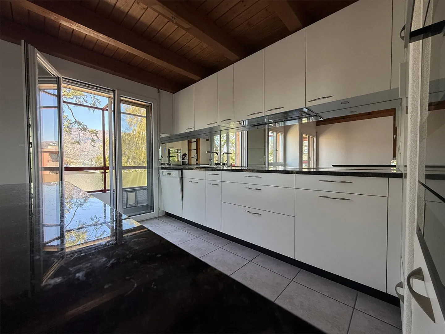 Appartement lumineux de 4,5 pièces avec galerie, jardin d'hiver et balcon - Photo 1 sur 13