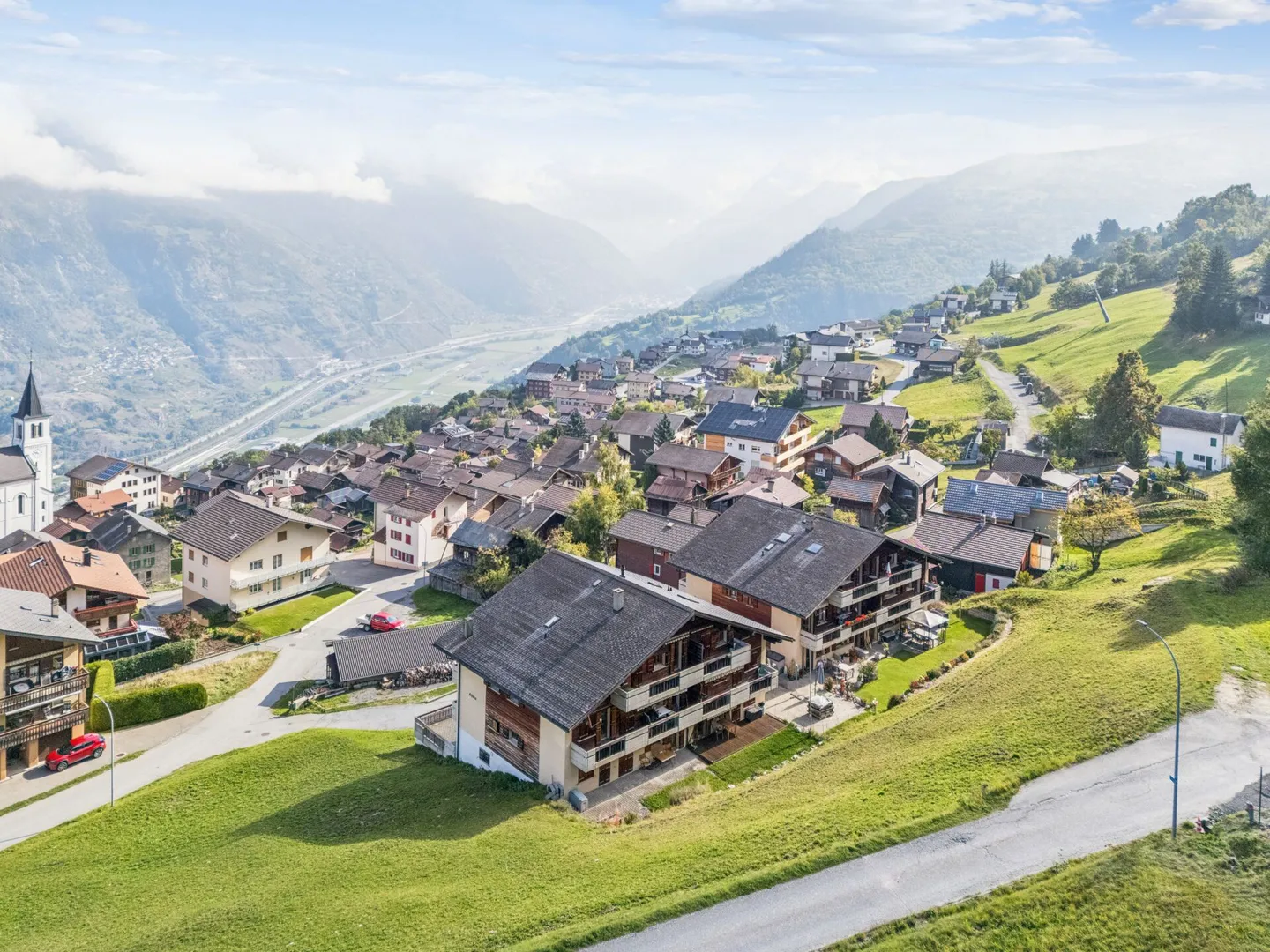 Appartement en attique 3,5 pièces ensoleillé avec flair alpin - Photo 2 sur 13