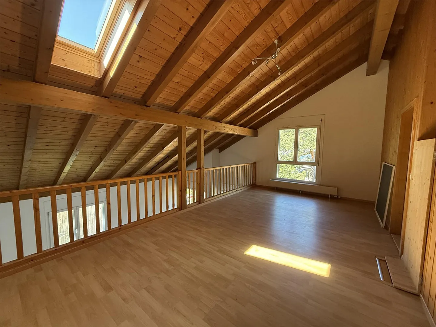 Appartement lumineux de 4,5 pièces avec galerie, jardin d'hiver et balcon - Photo 10 sur 13