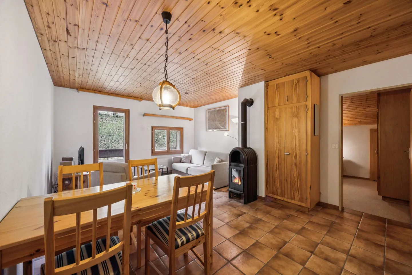 Appartement en attique 3,5 pièces ensoleillé avec flair alpin - Photo 5 sur 13