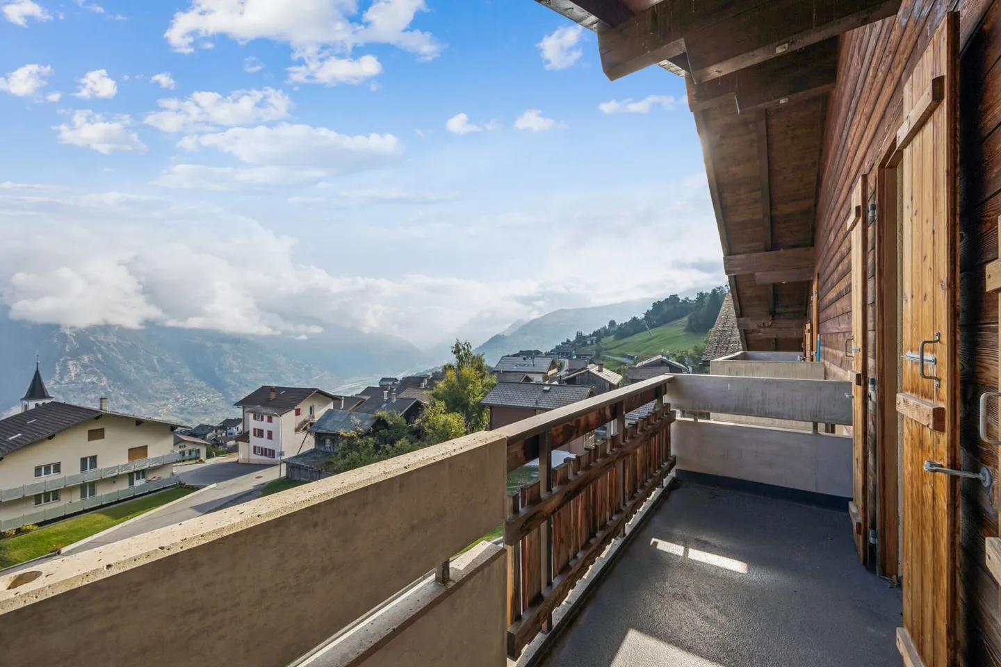 Appartement en attique 3,5 pièces ensoleillé avec flair alpin - Photo 10 sur 13