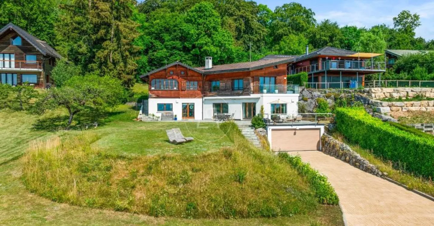 Charming property with 180-degree view in Arzier-Le Muids - Photo 2 of 12
