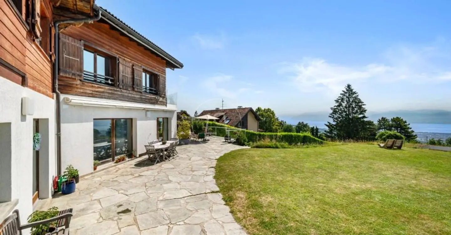 Charming property with 180-degree view in Arzier-Le Muids - Photo 3 of 12