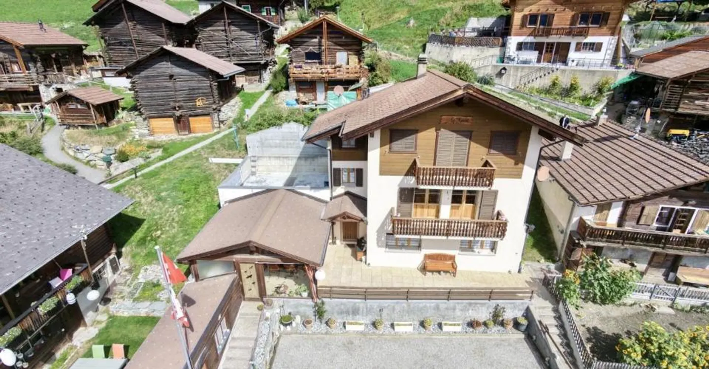 5.5-room house on 3 levels with large terrace in St-Martin - Photo 8 of 12
