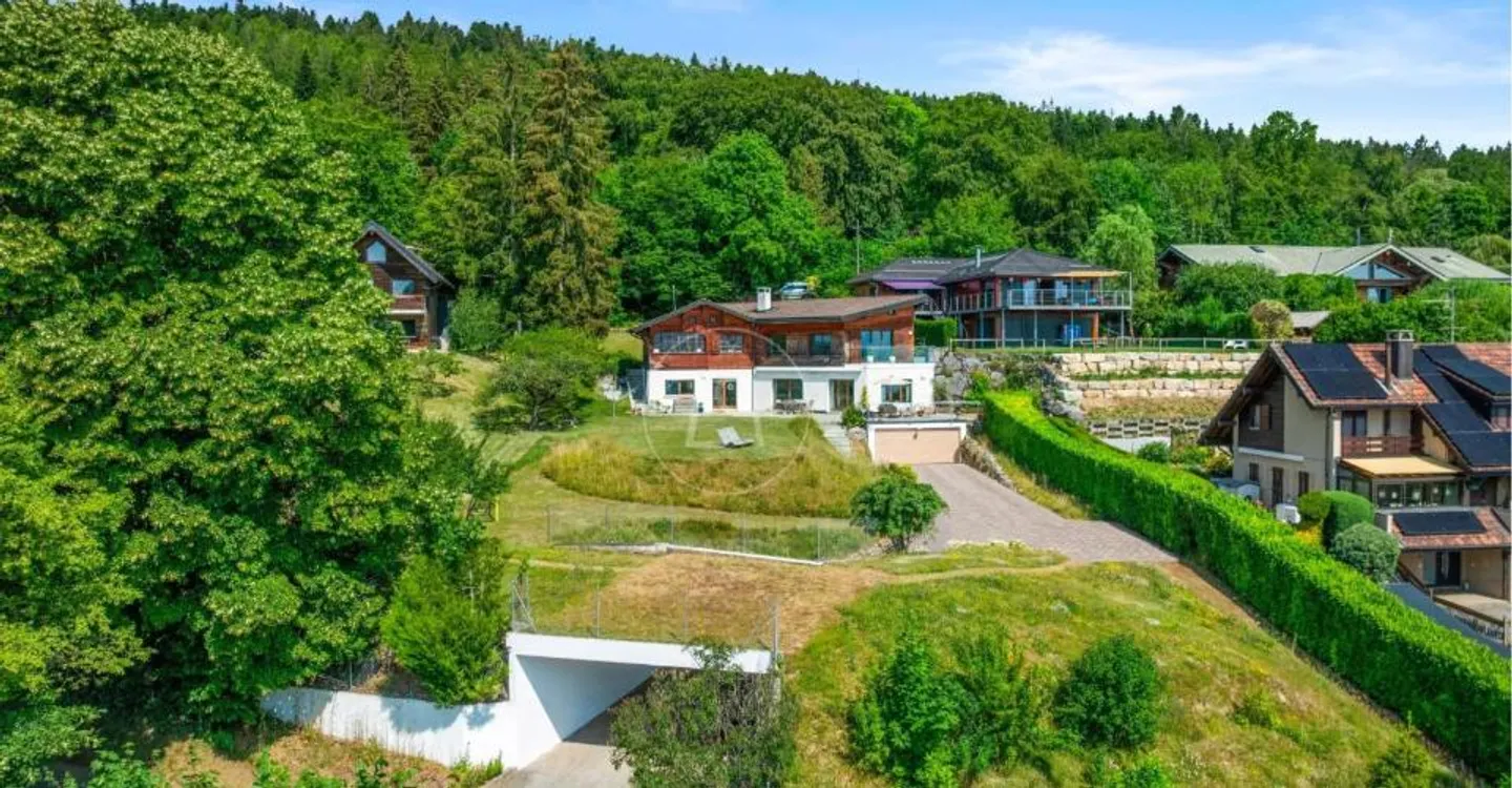 Charming property with 180-degree view in Arzier-Le Muids - Photo 1 of 12