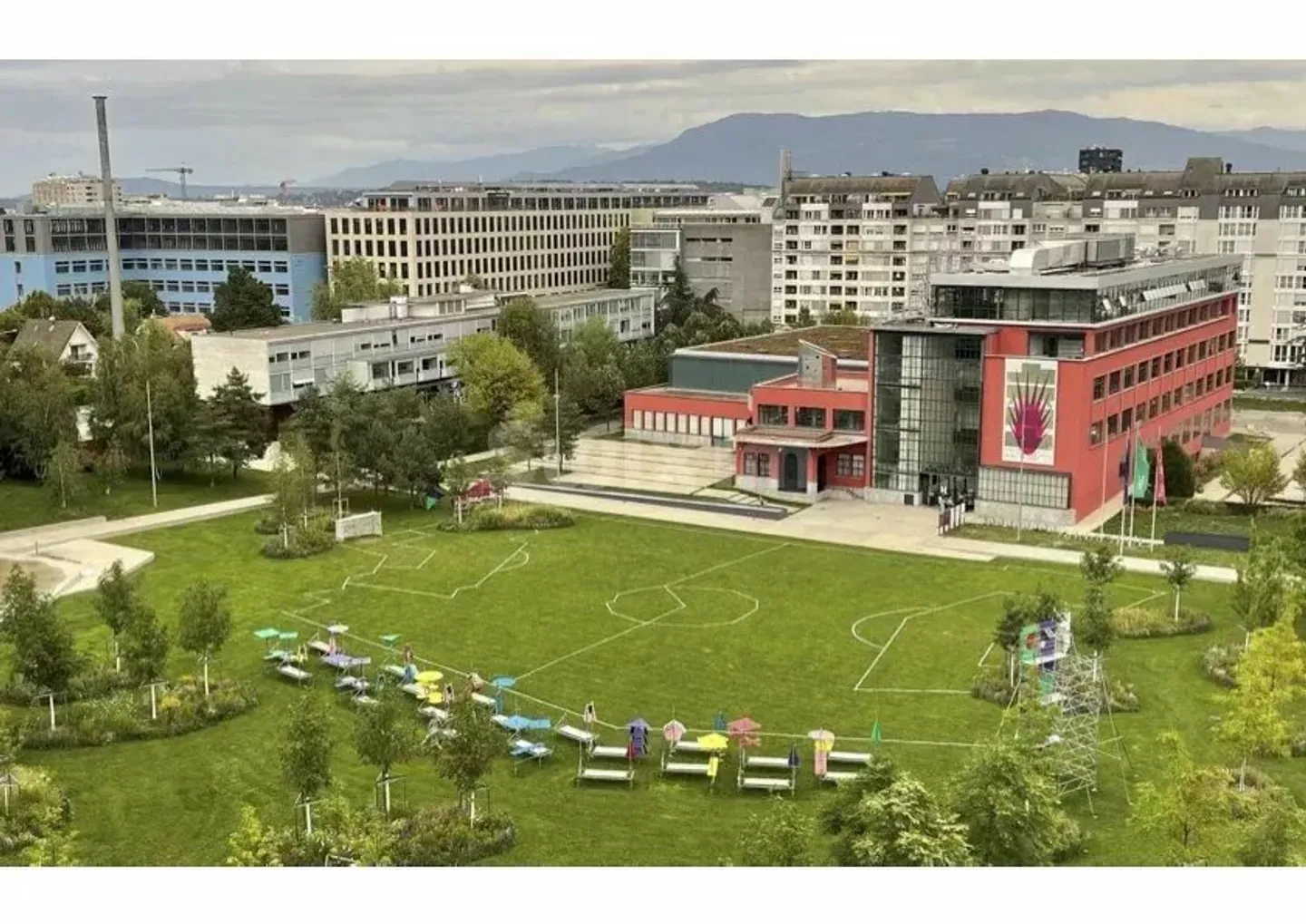 Duplex ristrutturato e arredato a Ginevra - Foto 2 di 2