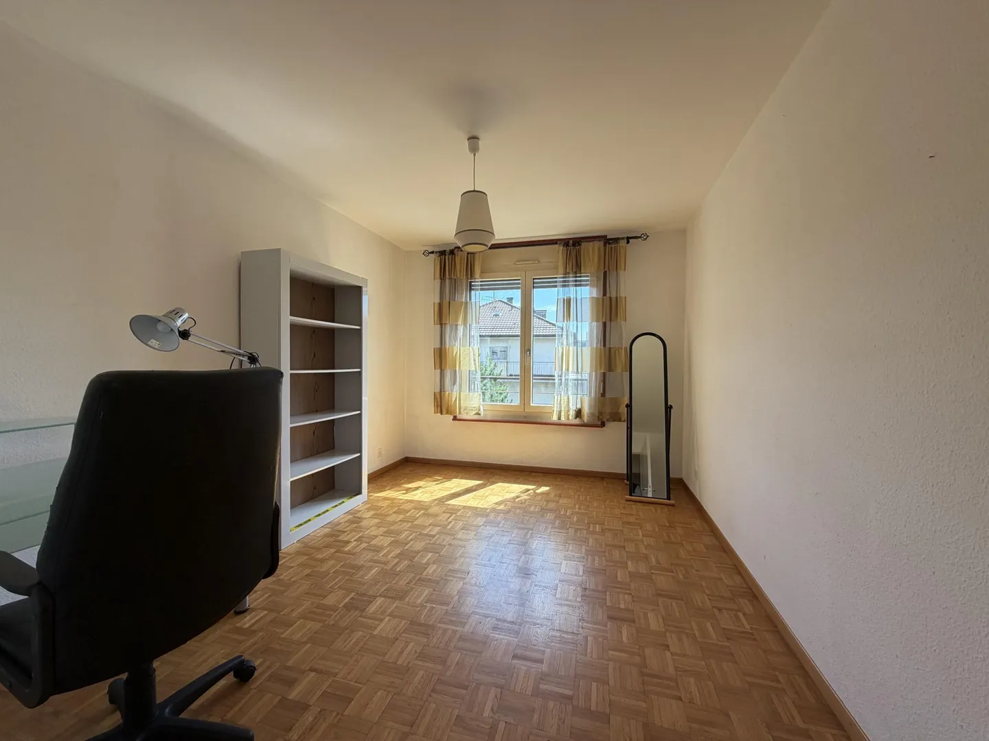 Spacious Apartment Near Les Nations - Photo 6 of 7