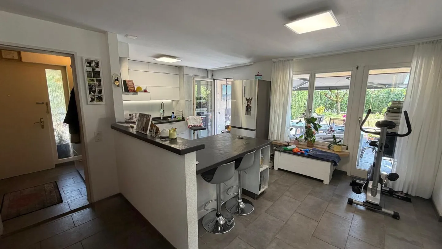 Casa bifamiliare 5½ locali con giardino soleggiato in una zona residenziale ambita - Foto 6 di 14