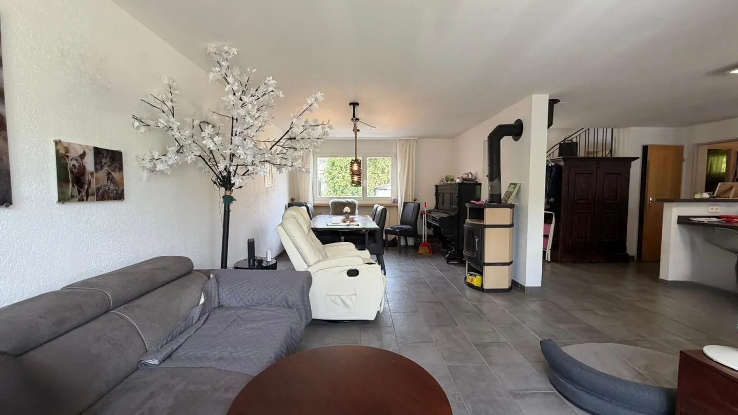 Casa bifamiliare 5½ locali con giardino soleggiato in una zona residenziale ambita - Foto 7 di 14