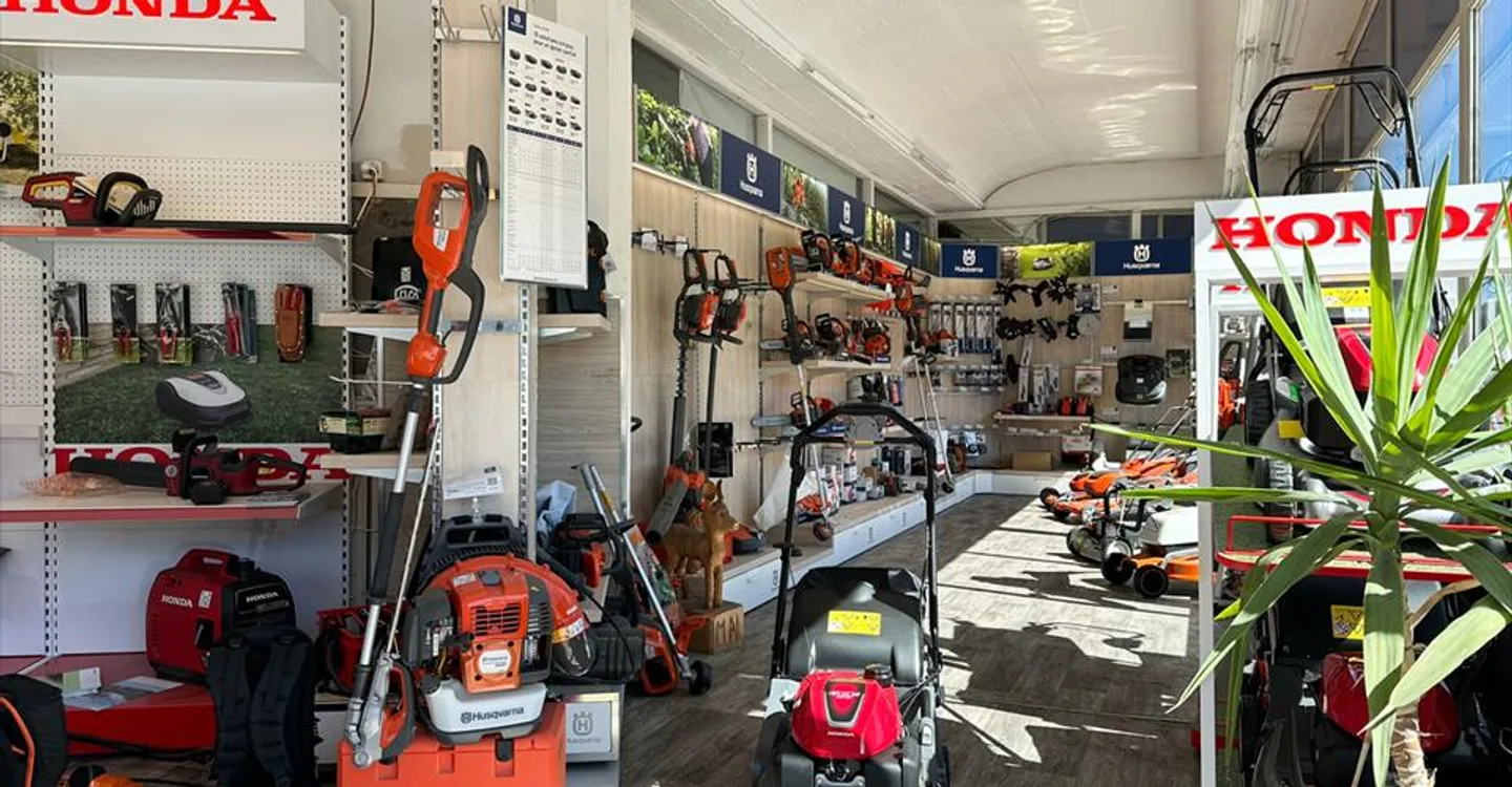 Mixed-use building for rent - Photo 2 of 4