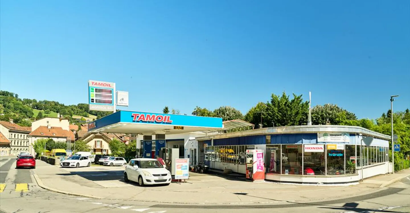 Mixed-use building for rent - Photo 3 of 4