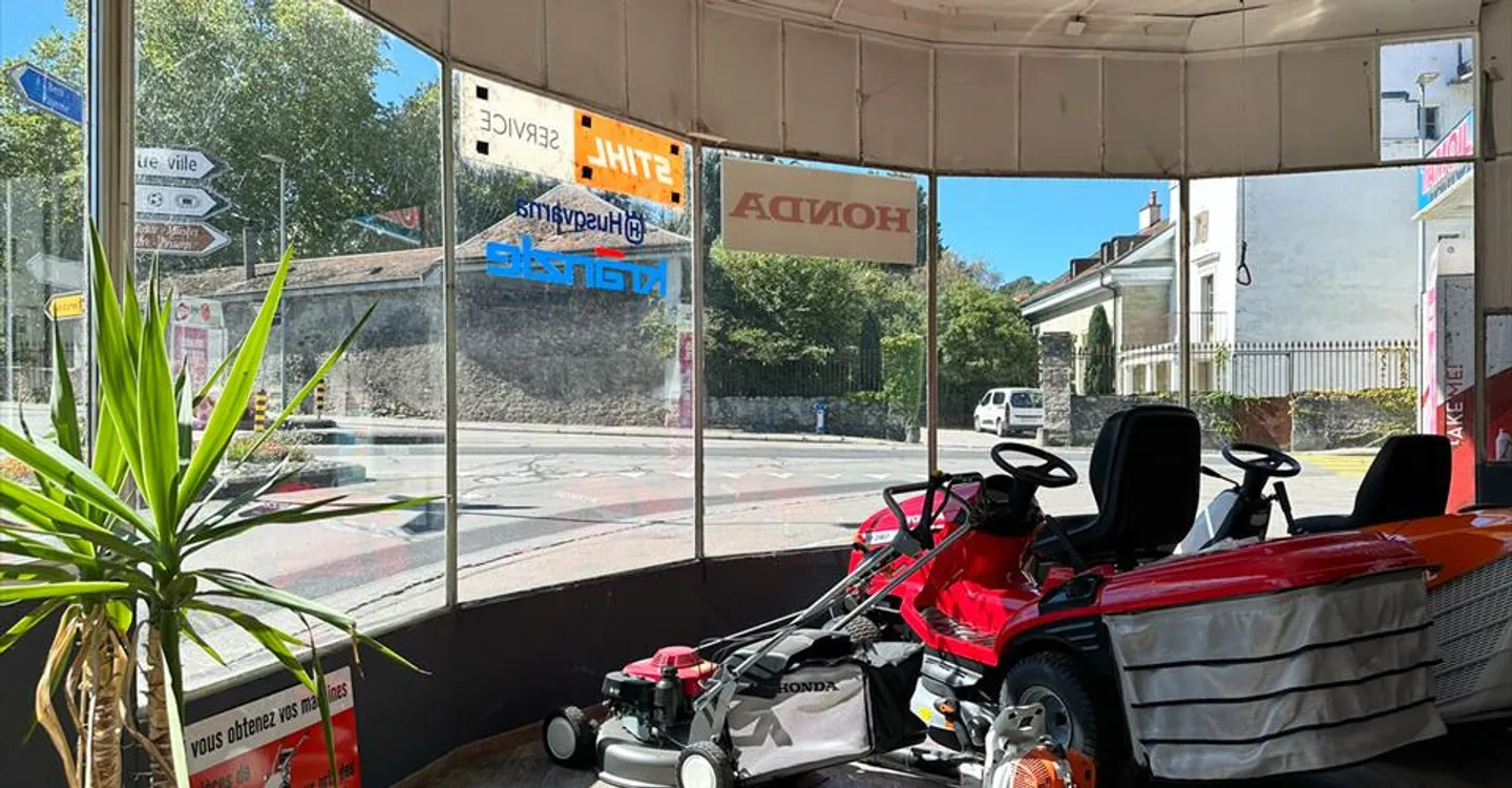 Mixed-use building for rent - Photo 4 of 4