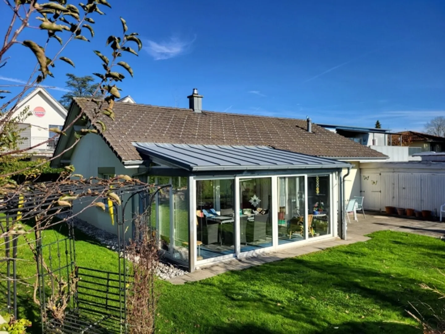 «Wohnen mit Lebensqualität Modernes EFH mit gepflegtem Garten» - Foto 3 di 13