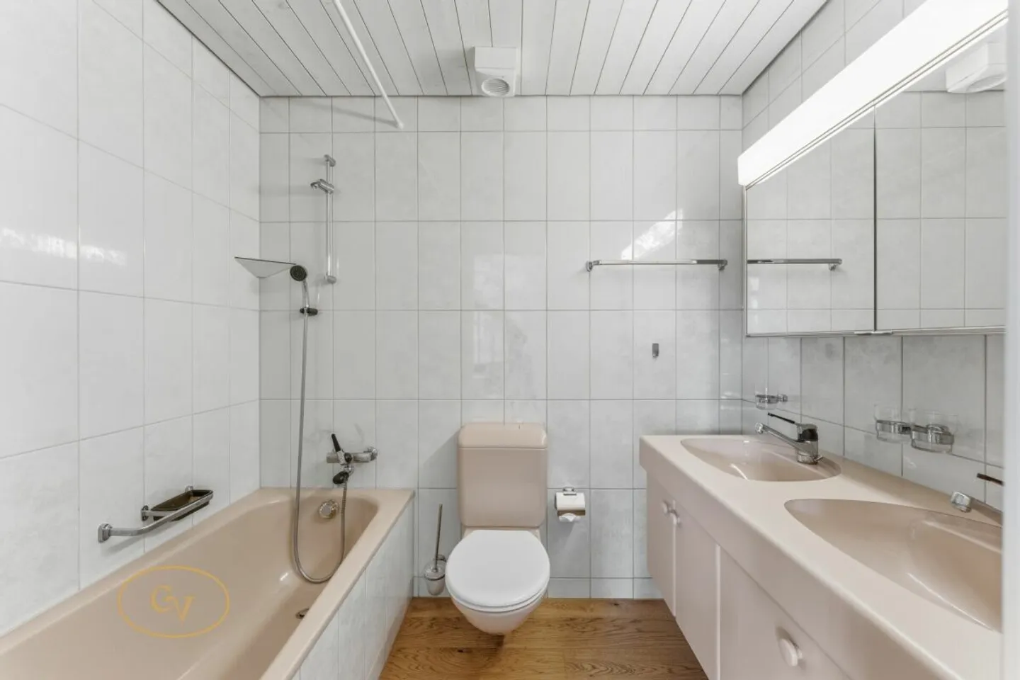 Sunny maisonette apartment with charm in the heart of Sins - Photo 15 of 33